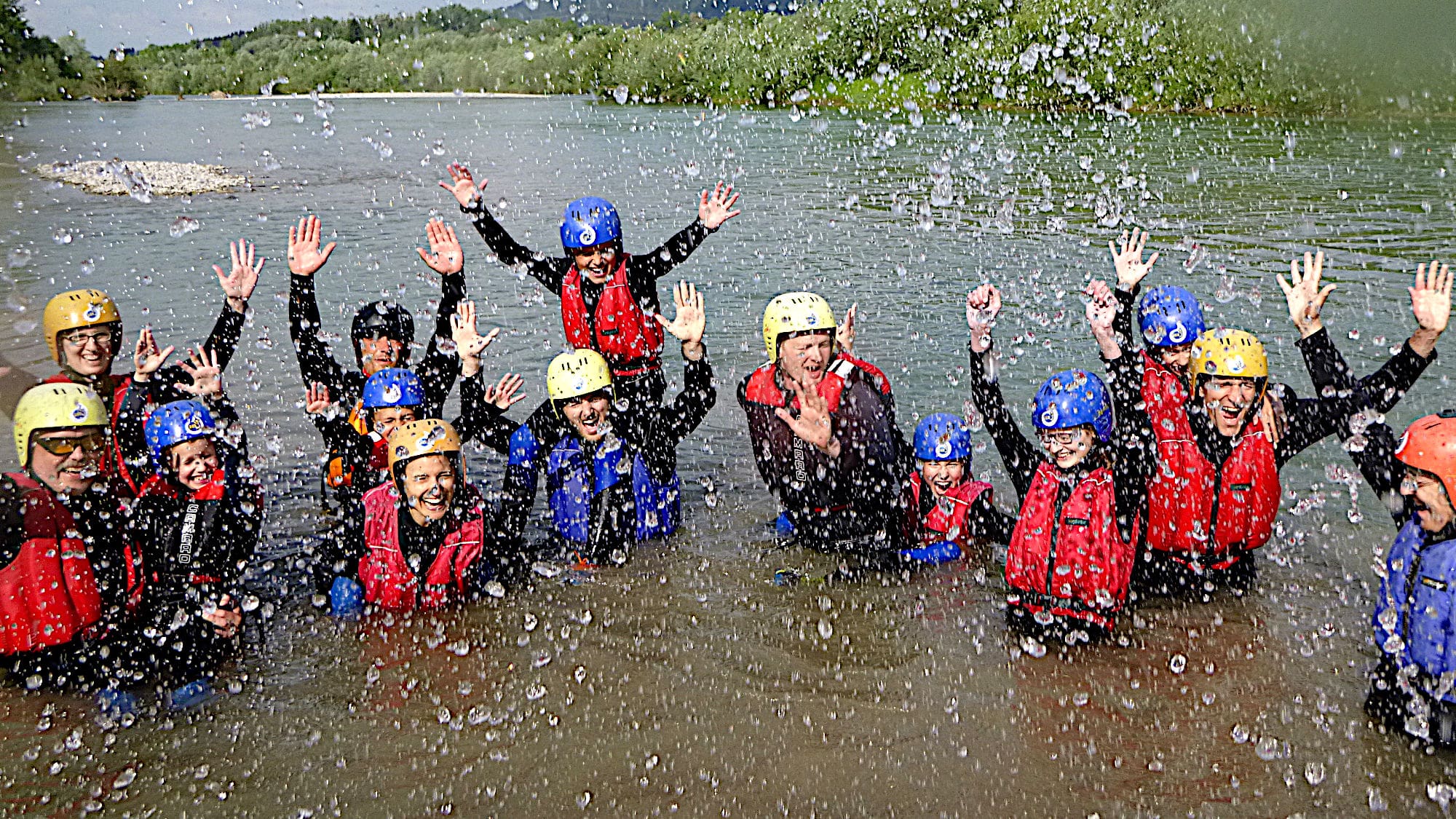 Rafting Allgaeu Familienrafting GruppespritztmitWasser 16zu9 2000px