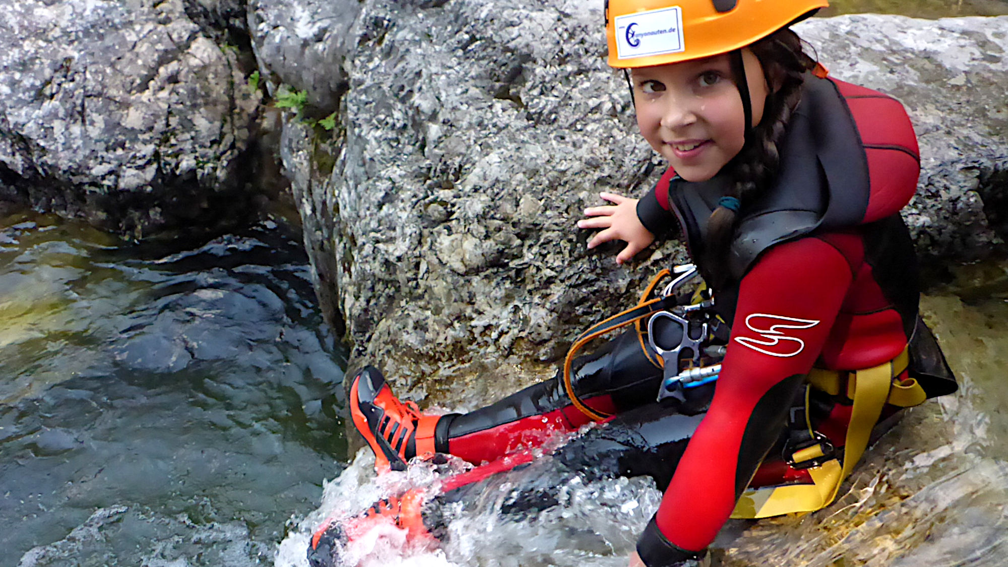Canyoning Tirol Kindercanyoning mädchenrutscht 16zu9 2000px Canyoning Tirol Kindercanyoning mädchenrutscht 16zu9 2000px